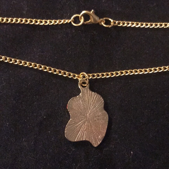 Red lip Gold plated charm necklace. - Picture 2 of 3